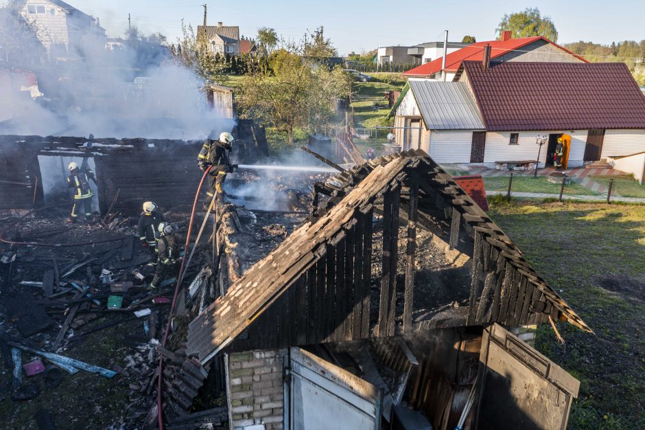 Vilniaus rajone degė trys pastatai: liepsnas malšino gausios ugniagesių pajėgos