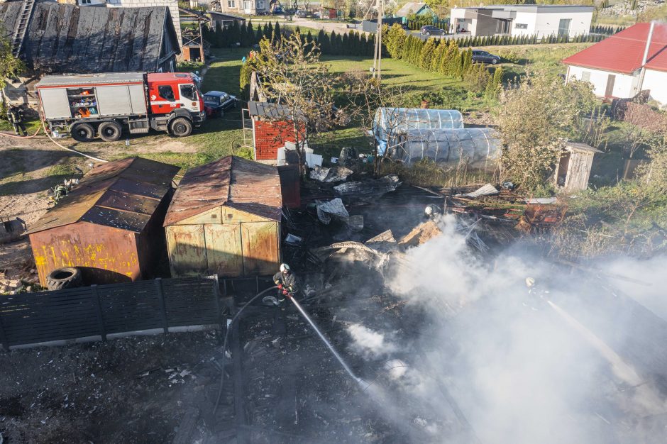 Vilniaus rajone degė trys pastatai: liepsnas malšino gausios ugniagesių pajėgos