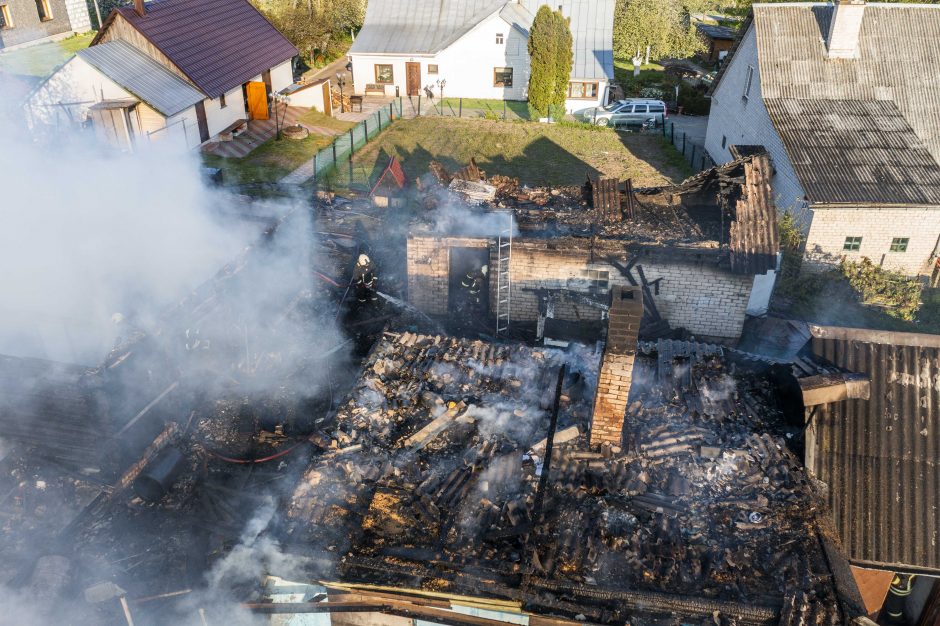 Vilniaus rajone degė trys pastatai: liepsnas malšino gausios ugniagesių pajėgos