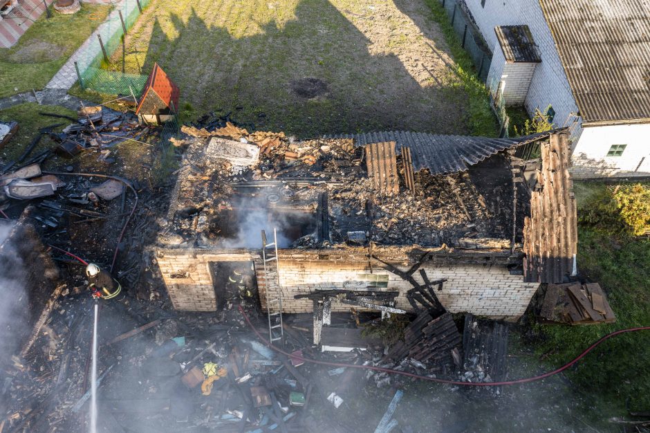 Vilniaus rajone degė trys pastatai: liepsnas malšino gausios ugniagesių pajėgos