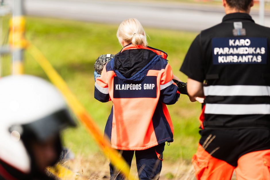 „Aurum 1006 km lenktynėse“ „Porsche“ vertėsi ant stogo, nuvertė TV bokštelį, kliudė žiūrovą