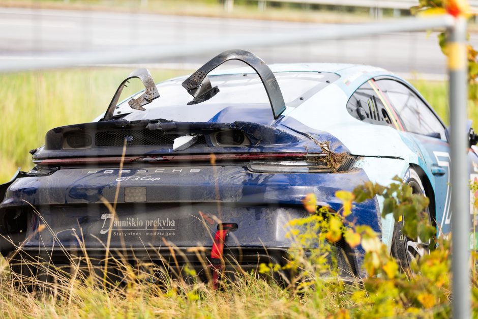 „Aurum 1006 km lenktynėse“ „Porsche“ vertėsi ant stogo, nuvertė TV bokštelį, kliudė žiūrovą