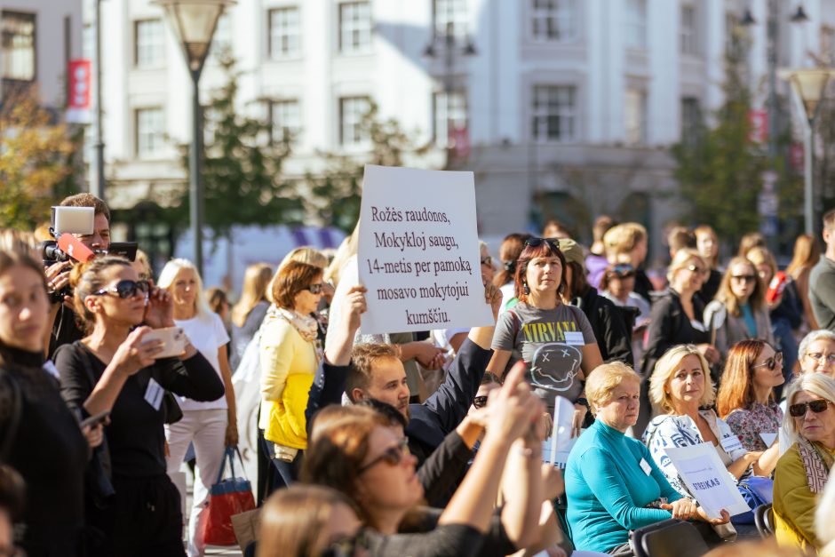 Ministras: daugiau lėšų mokytojų atlyginimams nebus, bet galima derėtis kitais klausimais