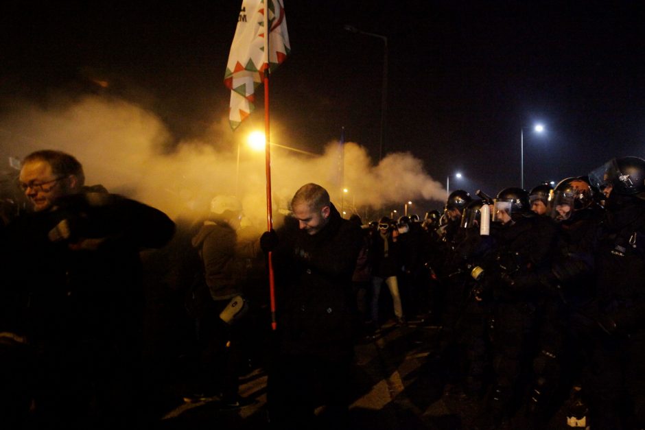 Vengrijoje protestuojančius parlamentarus išmetė iš valstybės transliuotojo būstinės