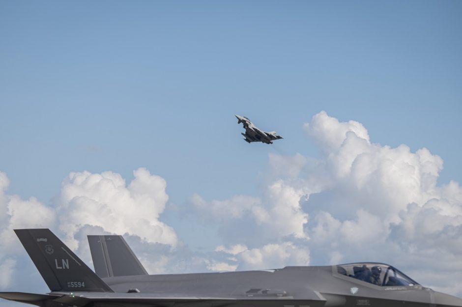 JAV Karinių oro pajėgų naikintuvai pratybų metu vykdys skrydžius virš vakarų Lietuvos