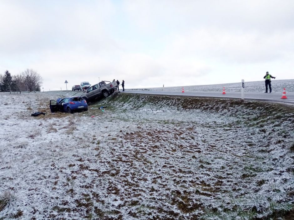 Kėdainių rajone – skaudi avarija: žuvo moteris, sužeista mergaitė 