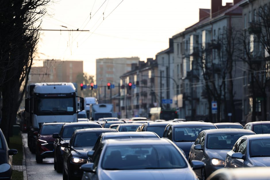 Kauną paralyžiavo avarijos: eismas stovi, kai kurie į darbus eina pėsčiom