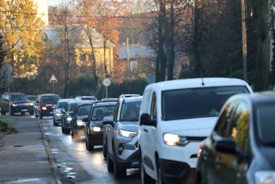 Kauną paralyžiavo avarijos: eismas stovi, kai kurie į darbus eina pėsčiom