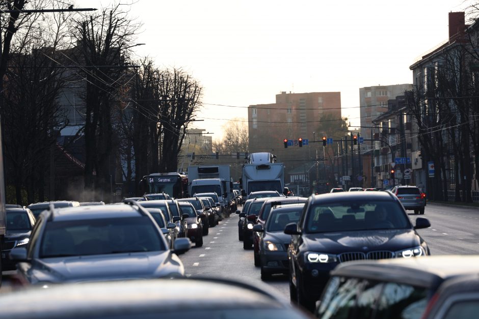 Kauną paralyžiavo avarijos: eismas stovi, kai kurie į darbus eina pėsčiom