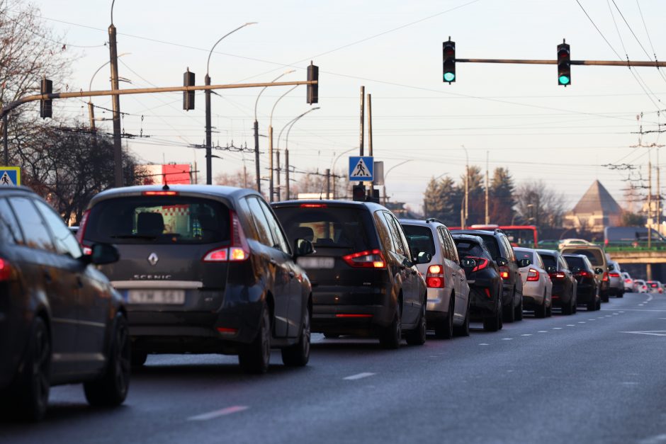 Kauną paralyžiavo avarijos: eismas stovi, kai kurie į darbus eina pėsčiom