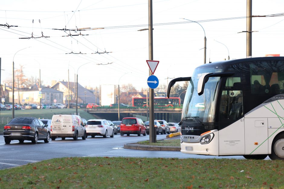 Kauną paralyžiavo avarijos: eismas stovi, kai kurie į darbus eina pėsčiom