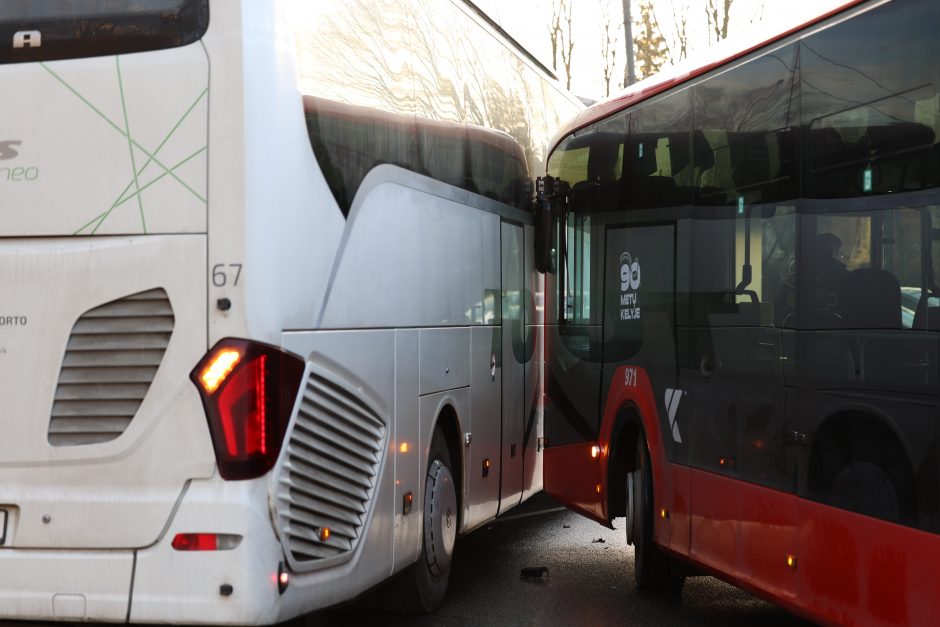 Kauną paralyžiavo avarijos: eismas stovi, kai kurie į darbus eina pėsčiom