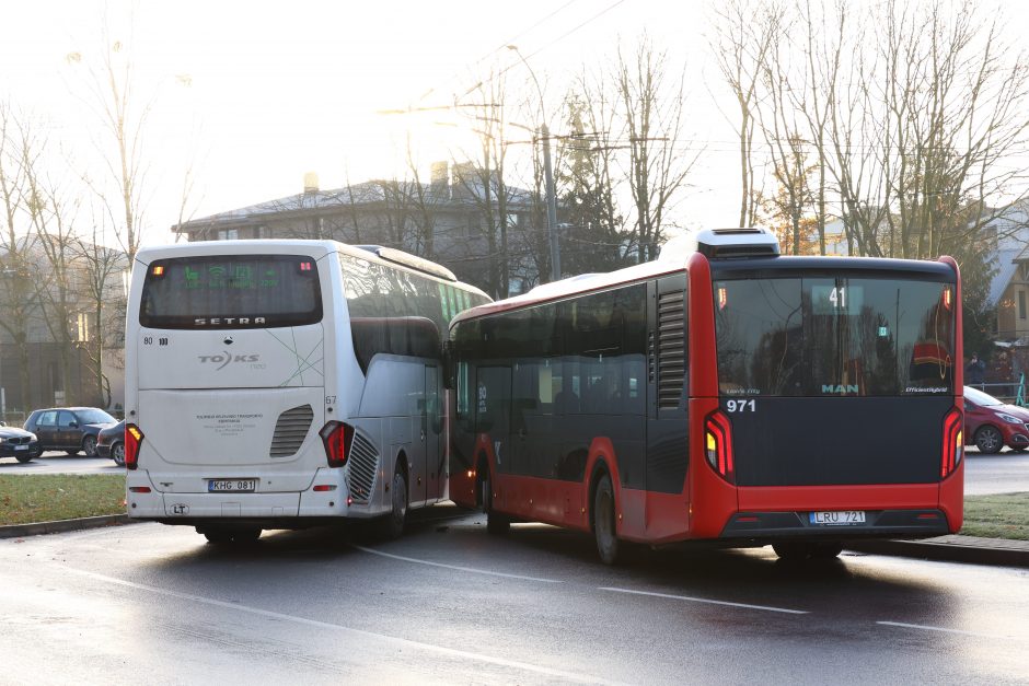 Kauną paralyžiavo avarijos: eismas stovi, kai kurie į darbus eina pėsčiom