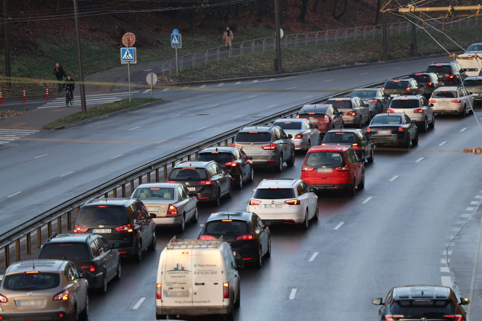 Kauną paralyžiavo avarijos: eismas stovi, kai kurie į darbus eina pėsčiom