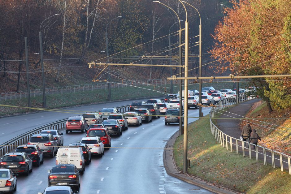 Kauną paralyžiavo avarijos: eismas stovi, kai kurie į darbus eina pėsčiom