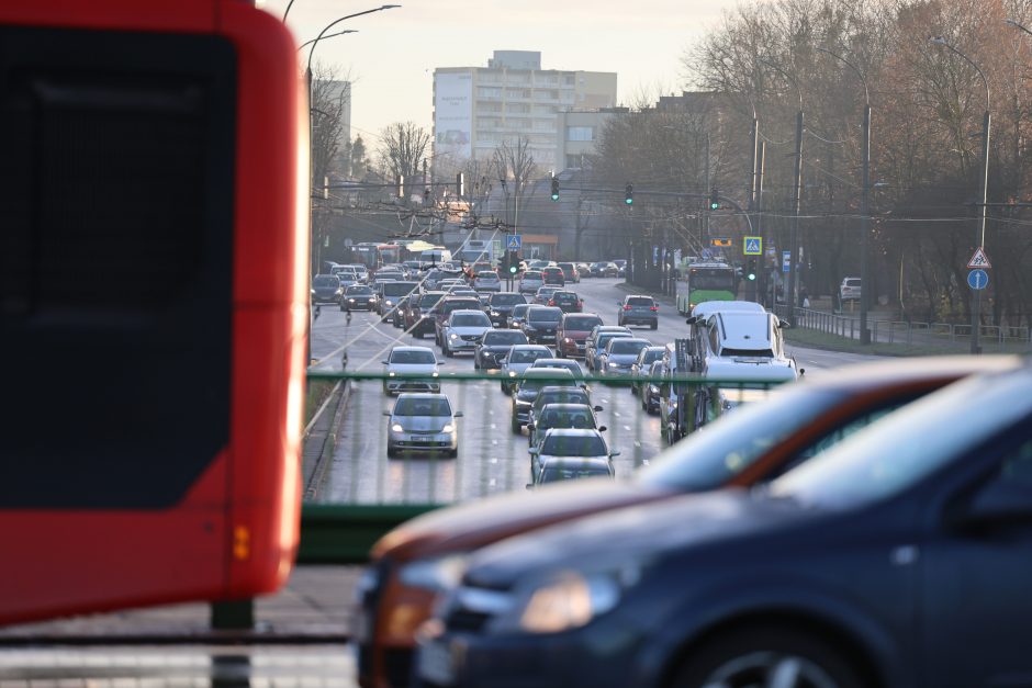 Kauną paralyžiavo avarijos: eismas stovi, kai kurie į darbus eina pėsčiom