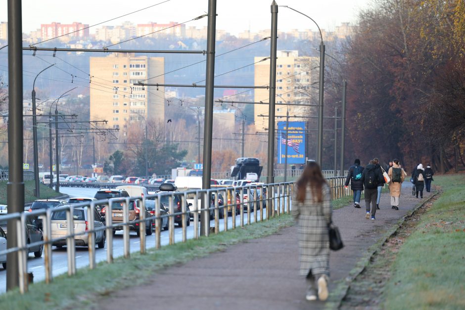 Kauną paralyžiavo avarijos: eismas stovi, kai kurie į darbus eina pėsčiom