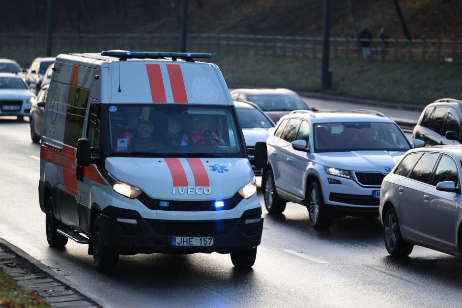 Kauną paralyžiavo avarijos: eismas stovi, kai kurie į darbus eina pėsčiom