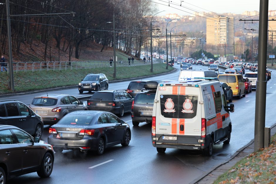 Kauną paralyžiavo avarijos: eismas stovi, kai kurie į darbus eina pėsčiom