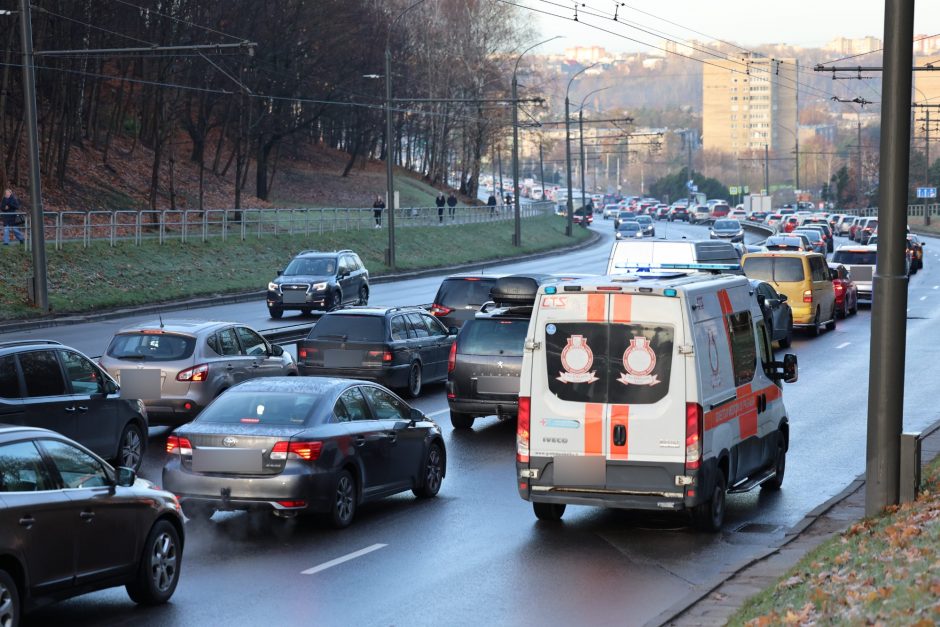 Kauną paralyžiavo avarijos: eismas stovi, kai kurie į darbus eina pėsčiom