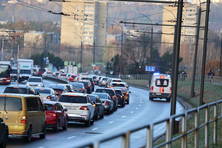 Kauną paralyžiavo avarijos: eismas stovi, kai kurie į darbus eina pėsčiom