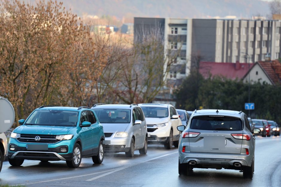 Kauną paralyžiavo avarijos: eismas stovi, kai kurie į darbus eina pėsčiom