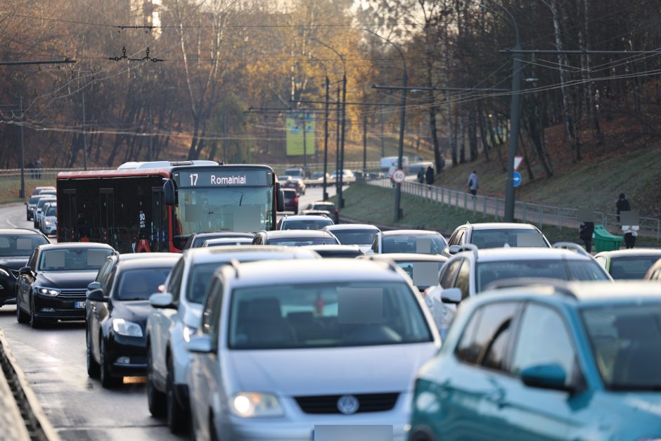 Kauną paralyžiavo avarijos: eismas stovi, kai kurie į darbus eina pėsčiom