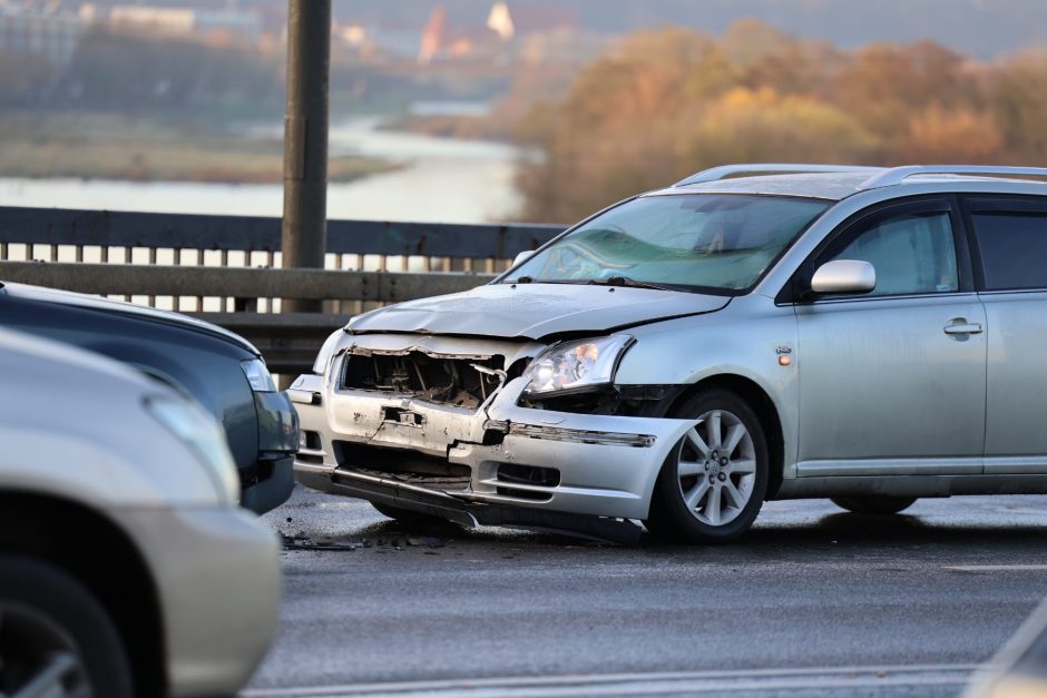 Kauną paralyžiavo avarijos: eismas stovi, kai kurie į darbus eina pėsčiom