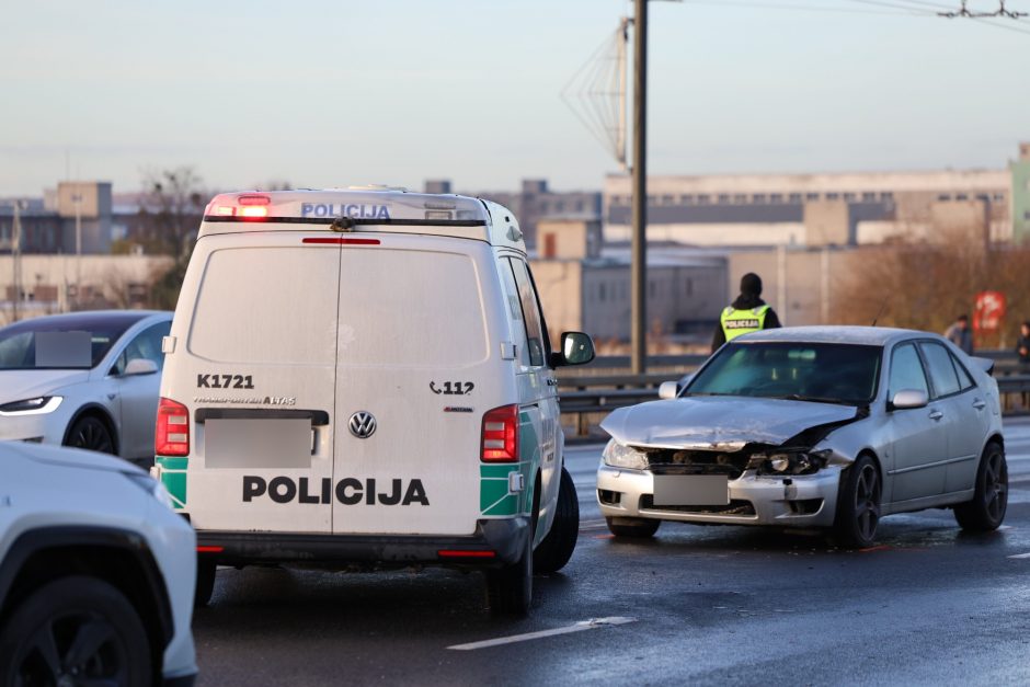 Kauną paralyžiavo avarijos: eismas stovi, kai kurie į darbus eina pėsčiom