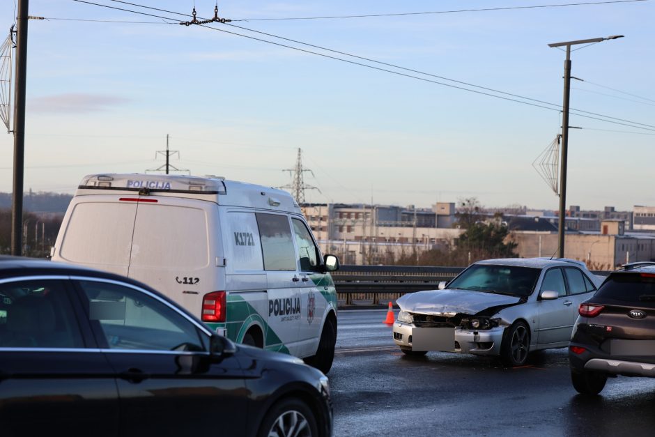 Kauną paralyžiavo avarijos: eismas stovi, kai kurie į darbus eina pėsčiom