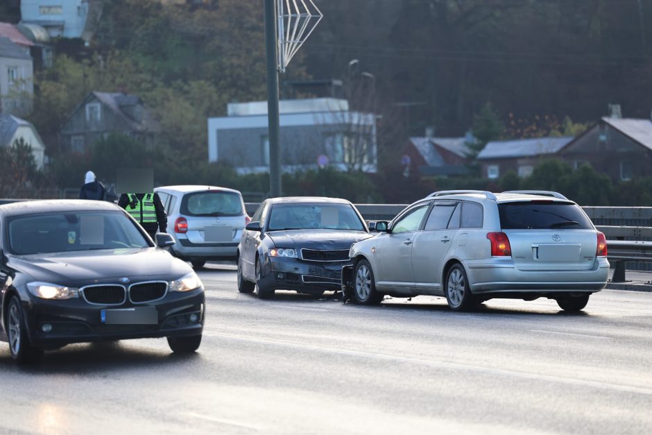 Kauną paralyžiavo avarijos: eismas stovi, kai kurie į darbus eina pėsčiom