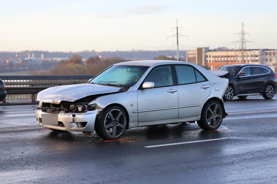 Kauną paralyžiavo avarijos: eismas stovi, kai kurie į darbus eina pėsčiom