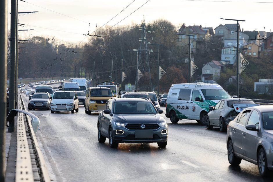 Kauną paralyžiavo avarijos: eismas stovi, kai kurie į darbus eina pėsčiom