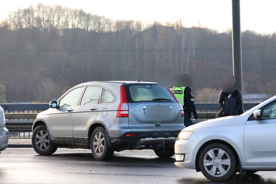 Kauną paralyžiavo avarijos: eismas stovi, kai kurie į darbus eina pėsčiom