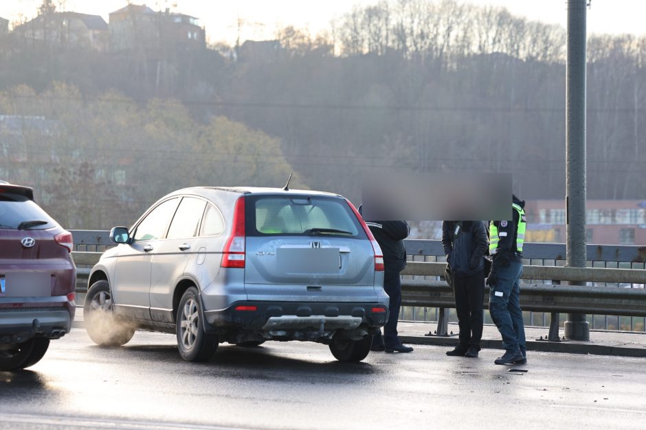 Kauną paralyžiavo avarijos: eismas stovi, kai kurie į darbus eina pėsčiom