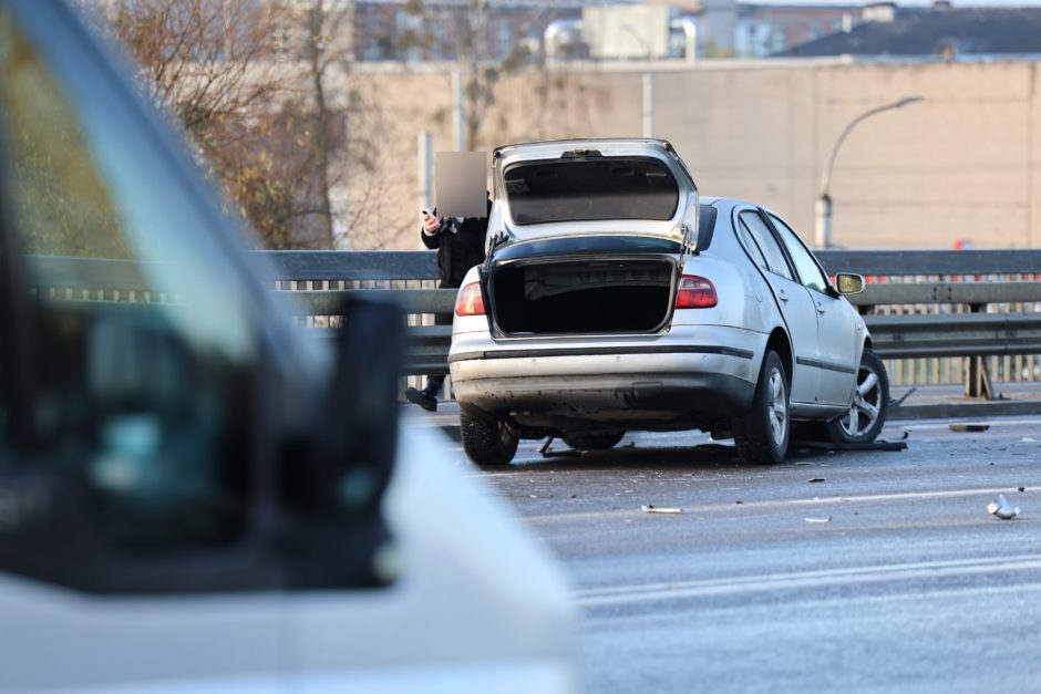 Kauną paralyžiavo avarijos: eismas stovi, kai kurie į darbus eina pėsčiom