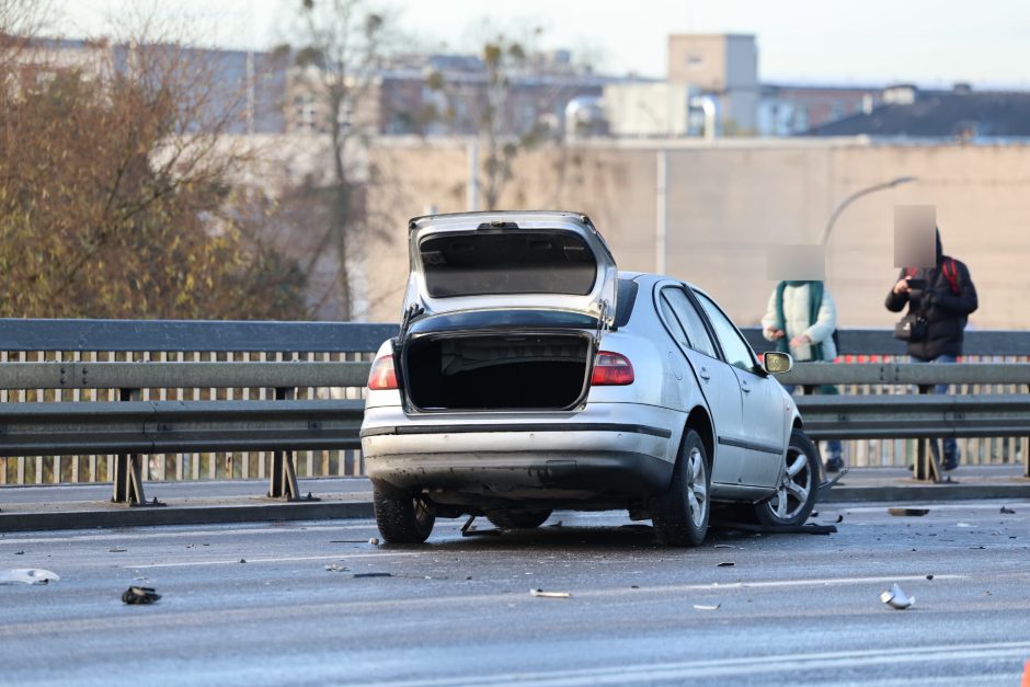 Kauną paralyžiavo avarijos: eismas stovi, kai kurie į darbus eina pėsčiom