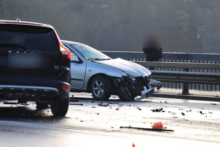 Kauną paralyžiavo avarijos: eismas stovi, kai kurie į darbus eina pėsčiom