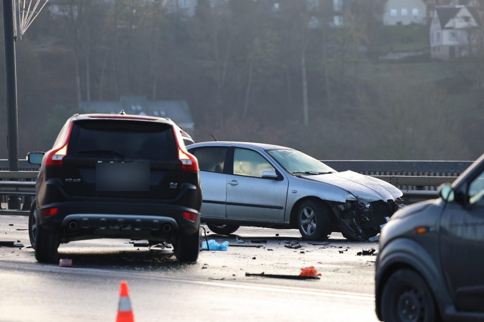 Kauną paralyžiavo avarijos: eismas stovi, kai kurie į darbus eina pėsčiom