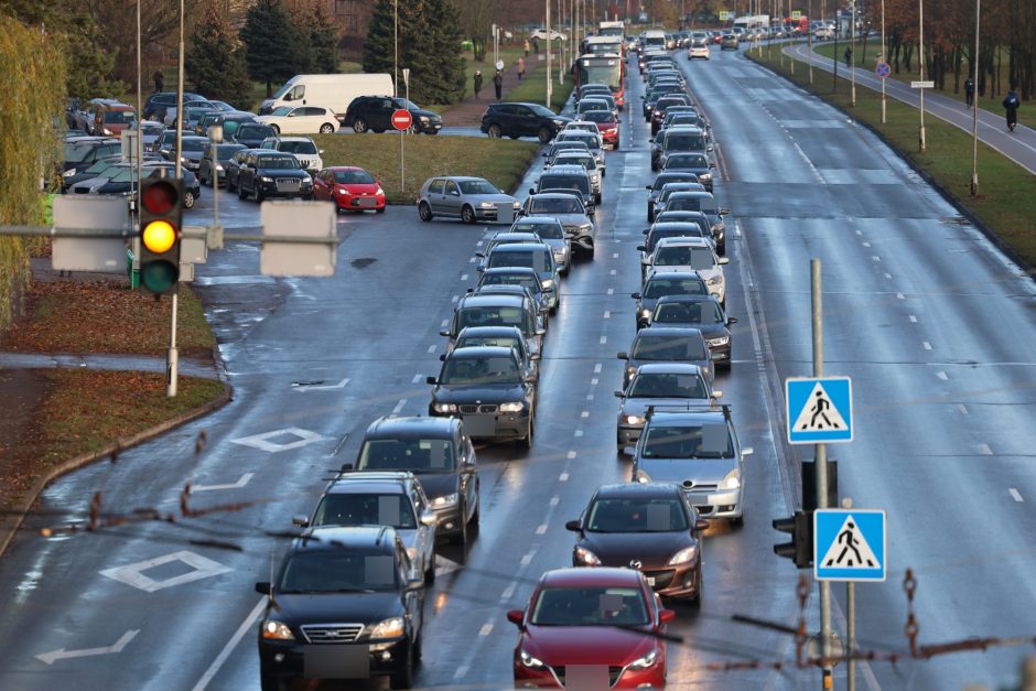 Kauną paralyžiavo avarijos: eismas stovi, kai kurie į darbus eina pėsčiom