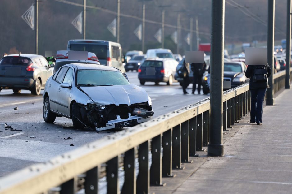 Kauną paralyžiavo avarijos: eismas stovi, kai kurie į darbus eina pėsčiom