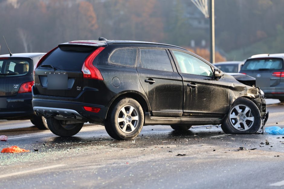 Kauną paralyžiavo avarijos: eismas stovi, kai kurie į darbus eina pėsčiom