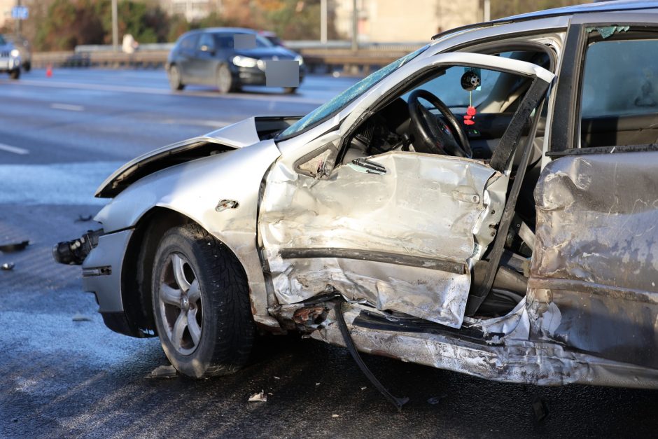 Kauną paralyžiavo avarijos: eismas stovi, kai kurie į darbus eina pėsčiom