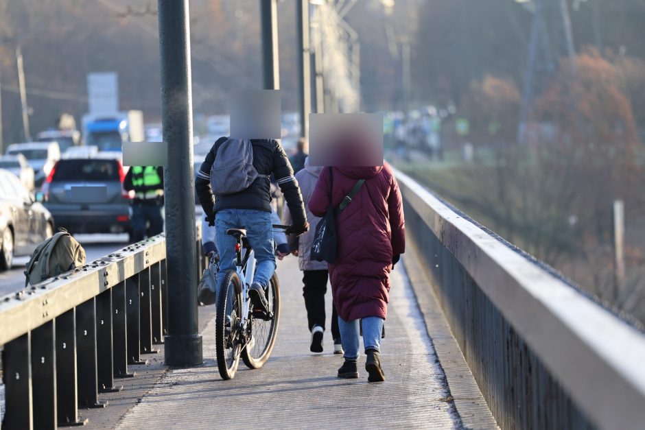 Kauną paralyžiavo avarijos: eismas stovi, kai kurie į darbus eina pėsčiom