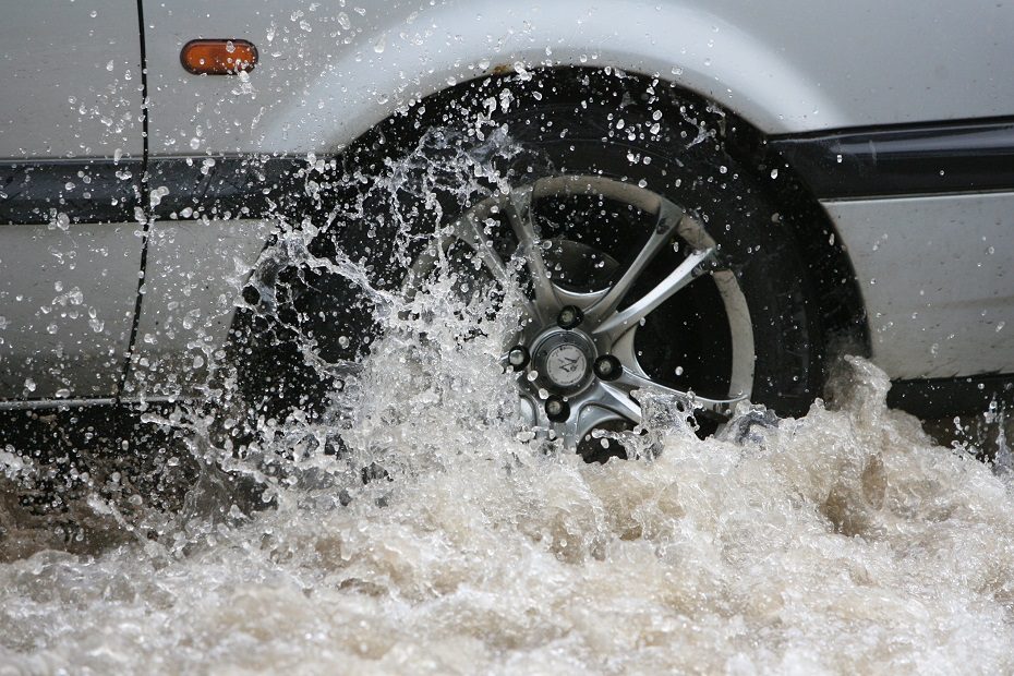 Patvinęs Nevėžis „priglaudė“ automobilį