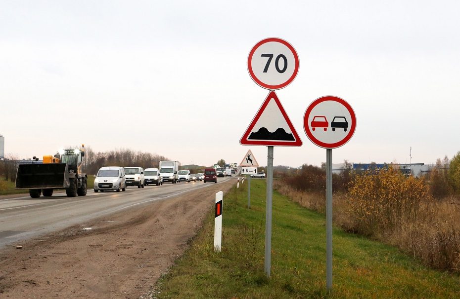 Baudų sulaukusiems vairuotojams – geros žinios: kelyje į Dituvą keičiamas greičio ribojimas