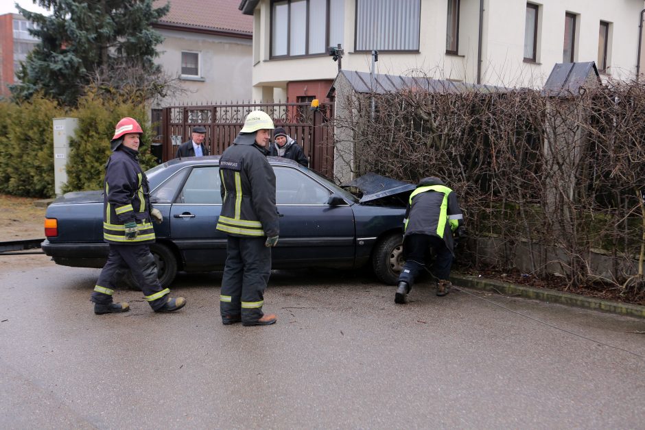 Išsiblaškėlių nuotykiai: trenkėsi į paštomatą, niokojo degalinę