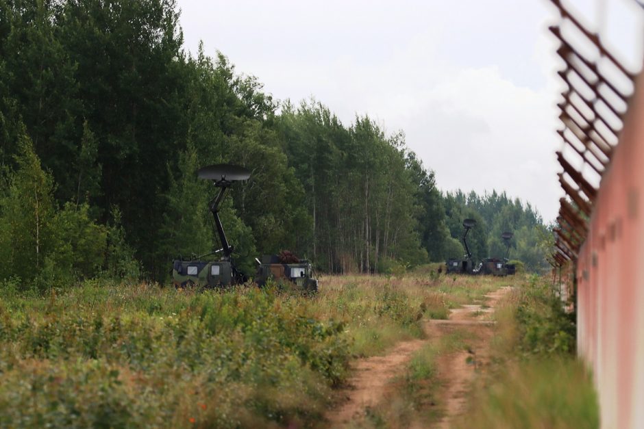 Karinių oro pajėgų kariai dalyvauja elektroninės kovos pratybose