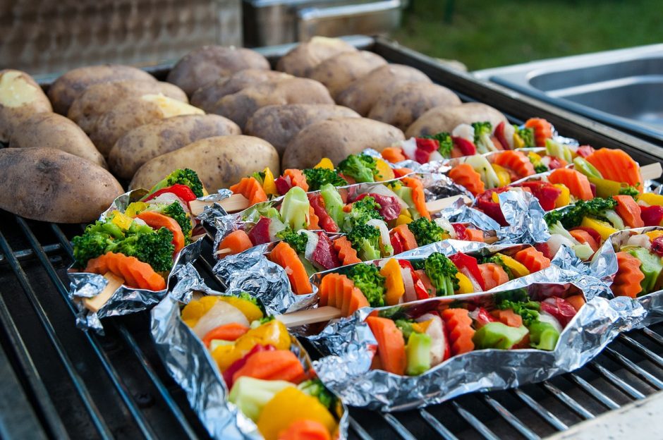 Įkarštį pagavęs grilio sezonas: patiekalų receptai ir veganams, ir vegetarams