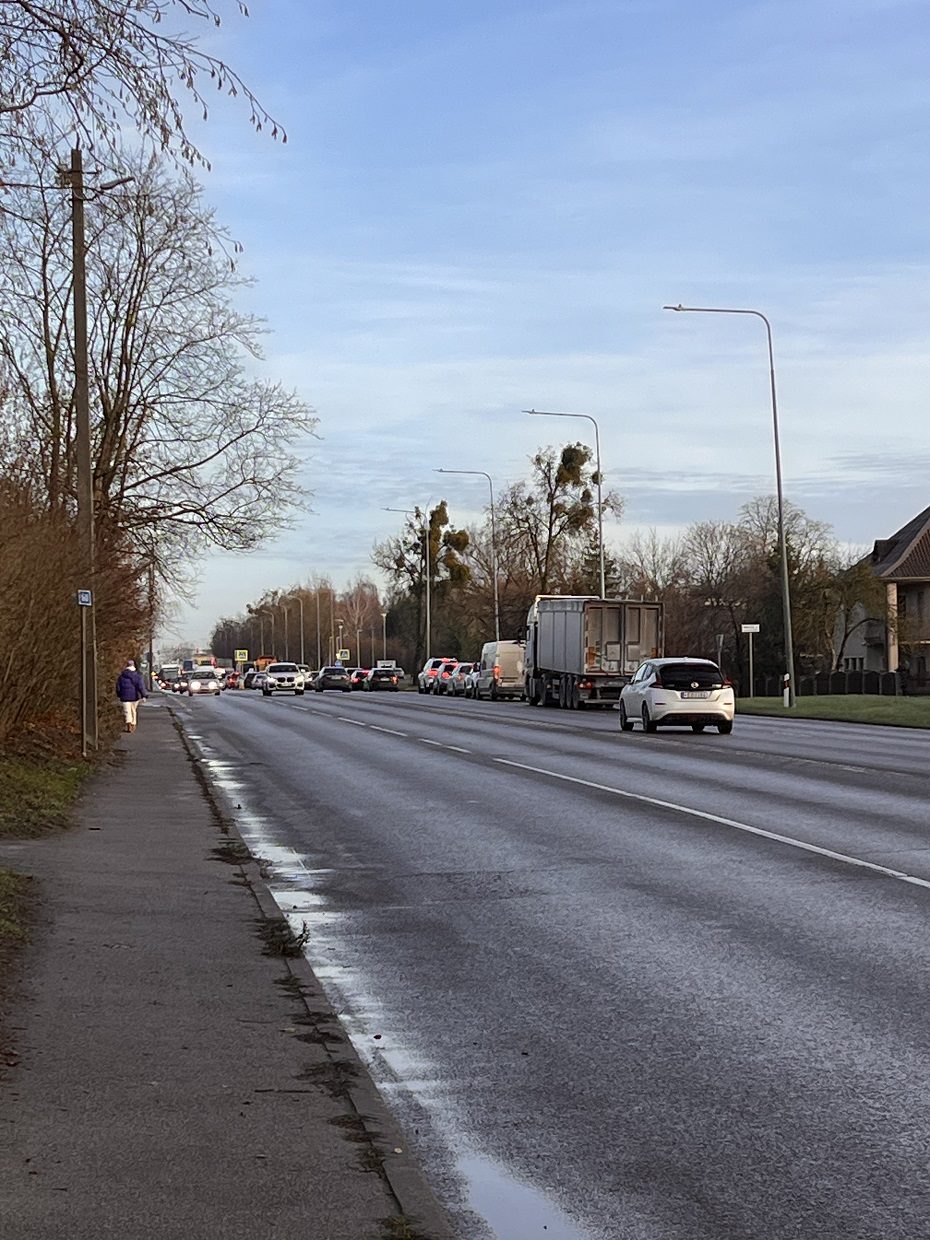 Kauną paralyžiavo avarijos: eismas stovi, kai kurie į darbus eina pėsčiom